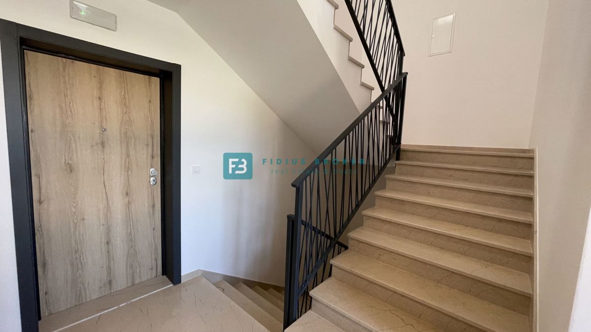 TRIBUNJ, novogradnja, 1. nadstropje, 350 m od morja, 3 spalnice, terasa