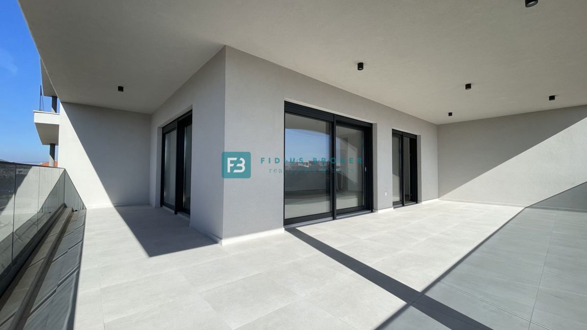 TRIBUNJ, novogradnja, 1. nadstropje, 350 m od morja, 3 spalnice, terasa