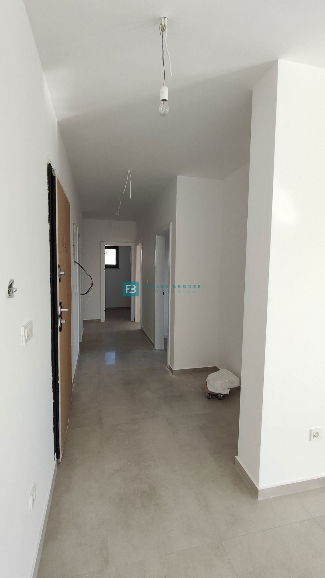 TRIBUNJ, novogradnja, 1. nadstropje, 350 m od morja, 3 spalnice, terasa