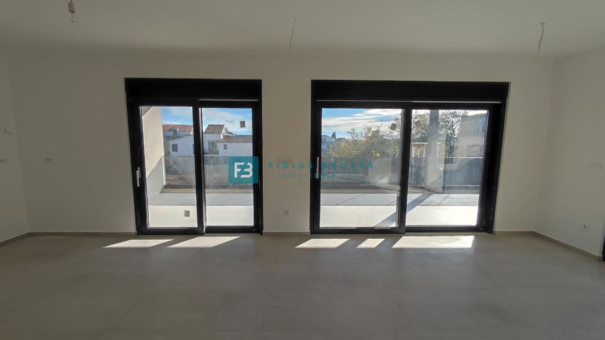 TRIBUNJ, novogradnja, 1. nadstropje, 350 m od morja, 3 spalnice, terasa