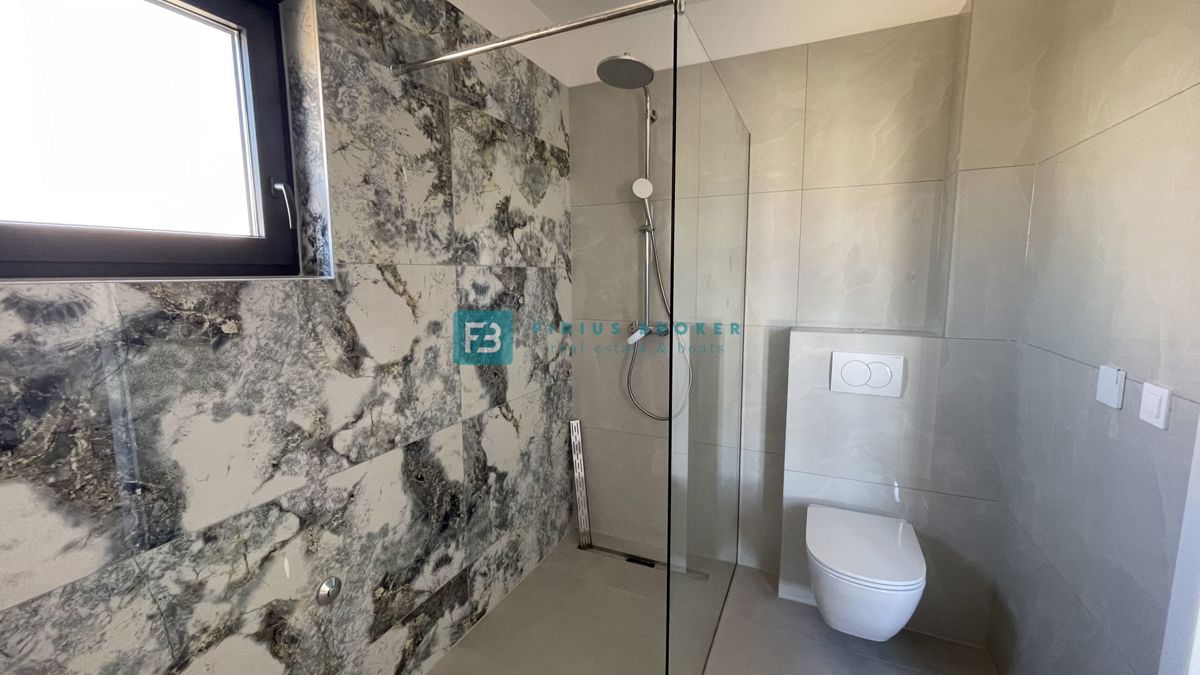 TRIBUNJ, novogradnja, 1. nadstropje, 350 m od morja, 3 spalnice, terasa