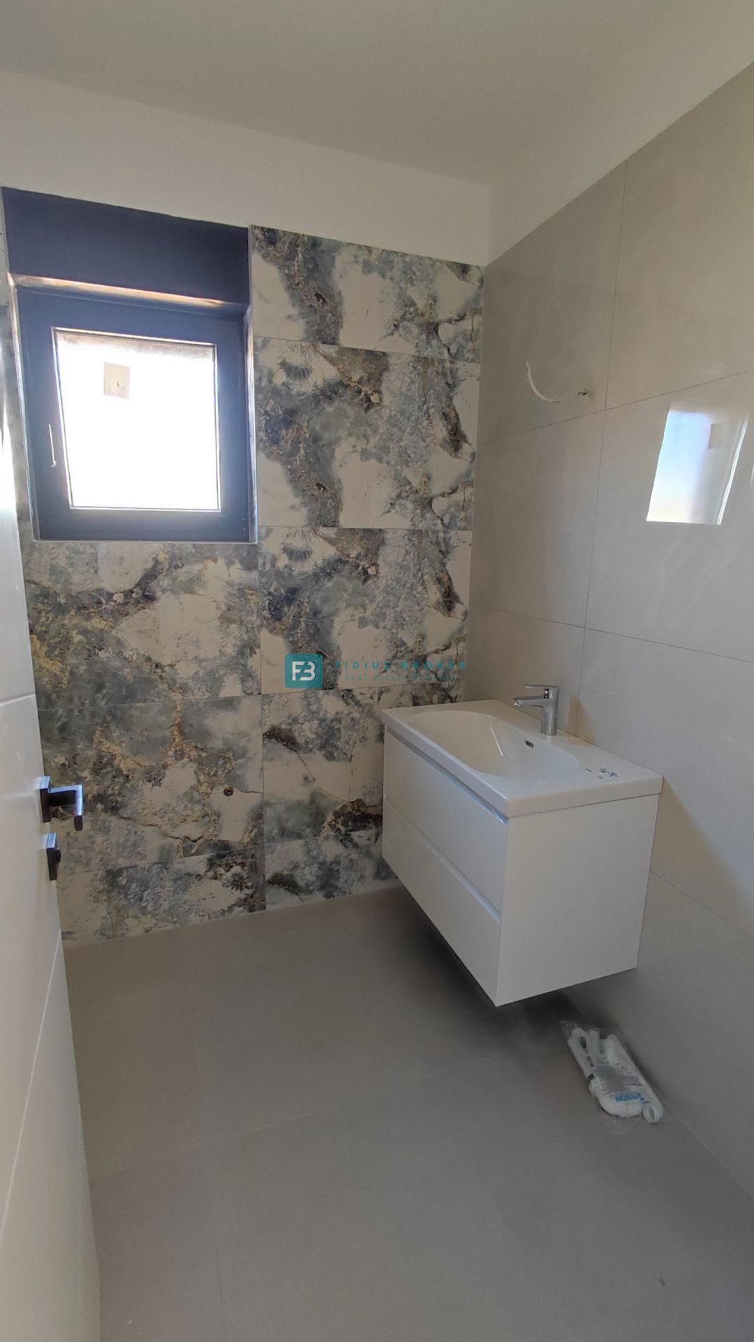 TRIBUNJ, novogradnja, 1. nadstropje, 350 m od morja, 3 spalnice, terasa