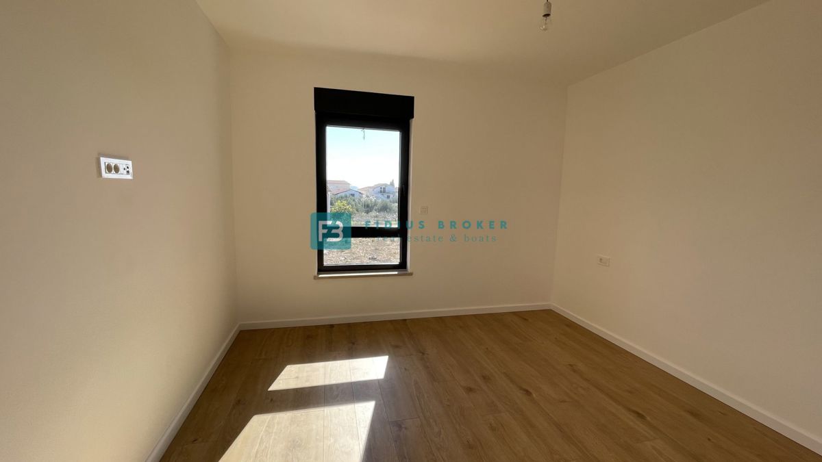 TRIBUNJ, novogradnja, 1. nadstropje, 350 m od morja, 3 spalnice, terasa