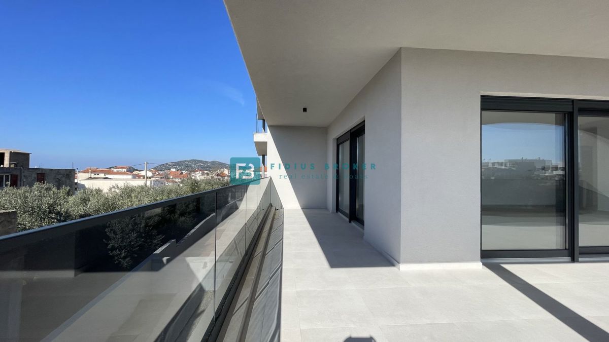 TRIBUNJ, novogradnja, 1. nadstropje, 350 m od morja, 3 spalnice, terasa