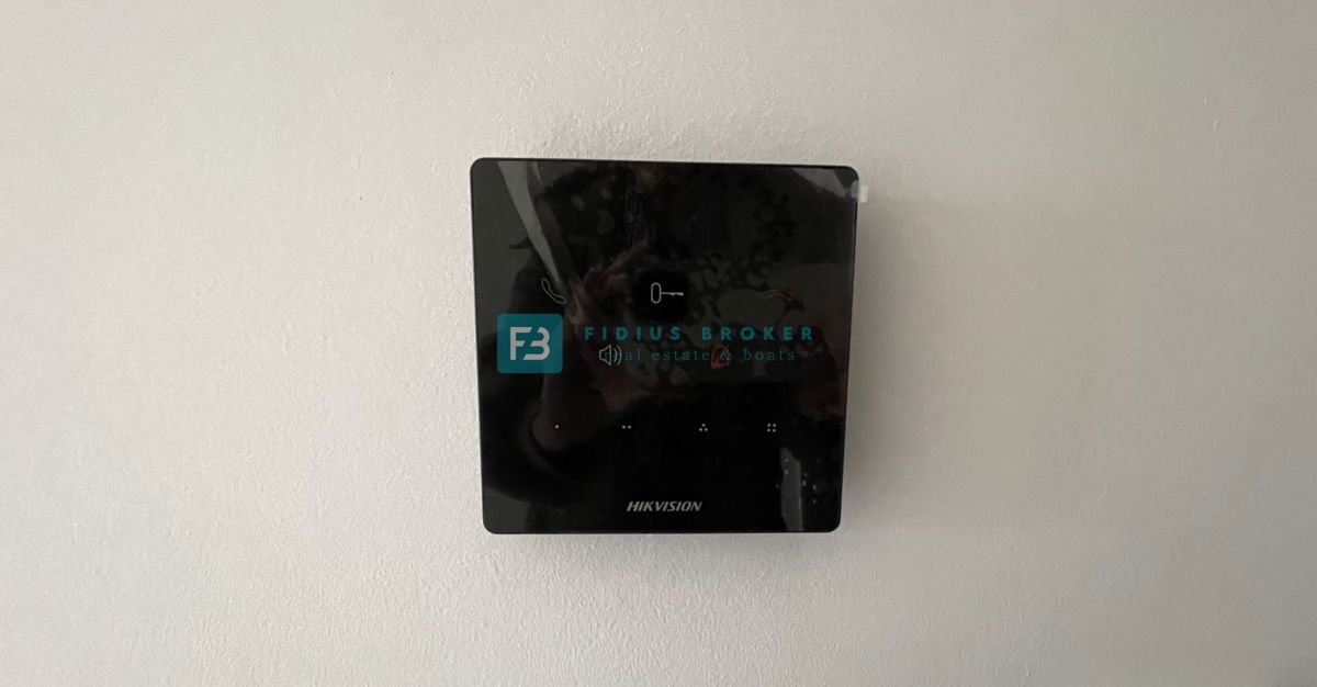 TRIBUNJ, novogradnja, 1. nadstropje, 350 m od morja, 3 spalnice, terasa