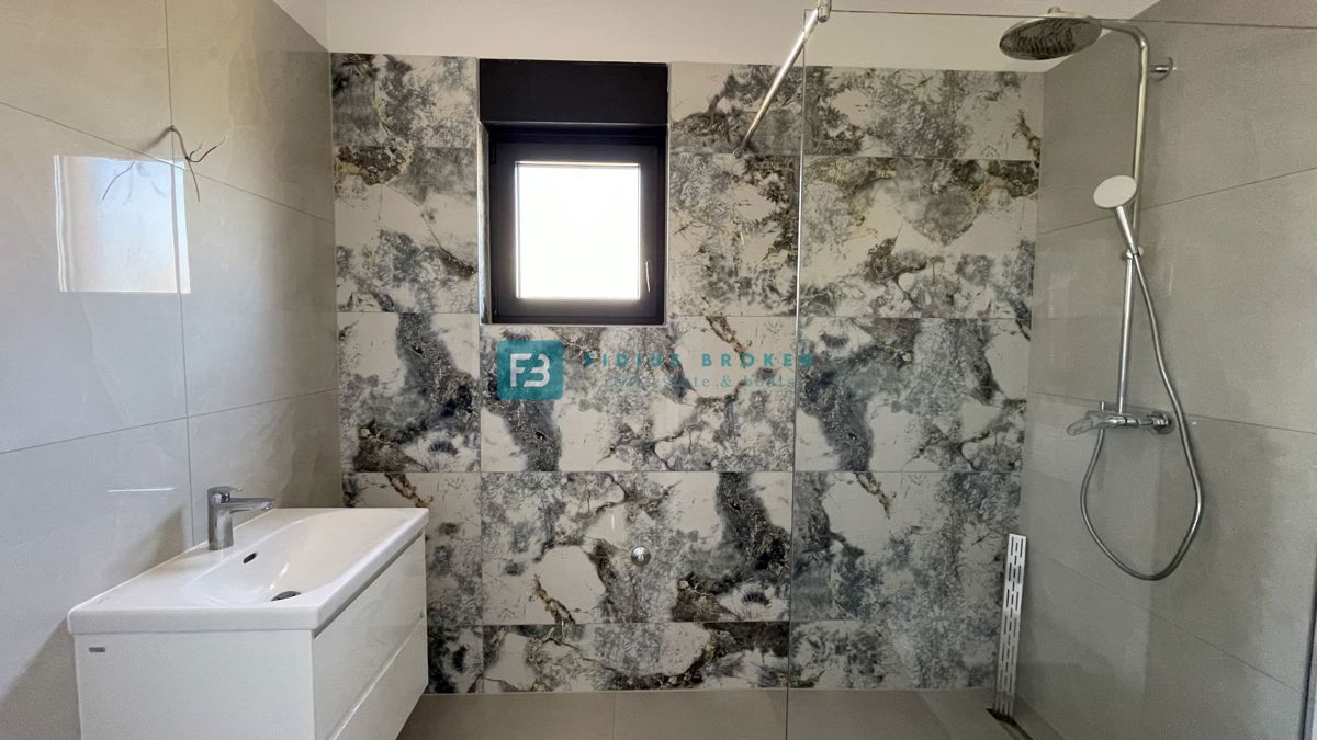 TRIBUNJ, novogradnja, 1. nadstropje, 350 m od morja, 3 spalnice, terasa