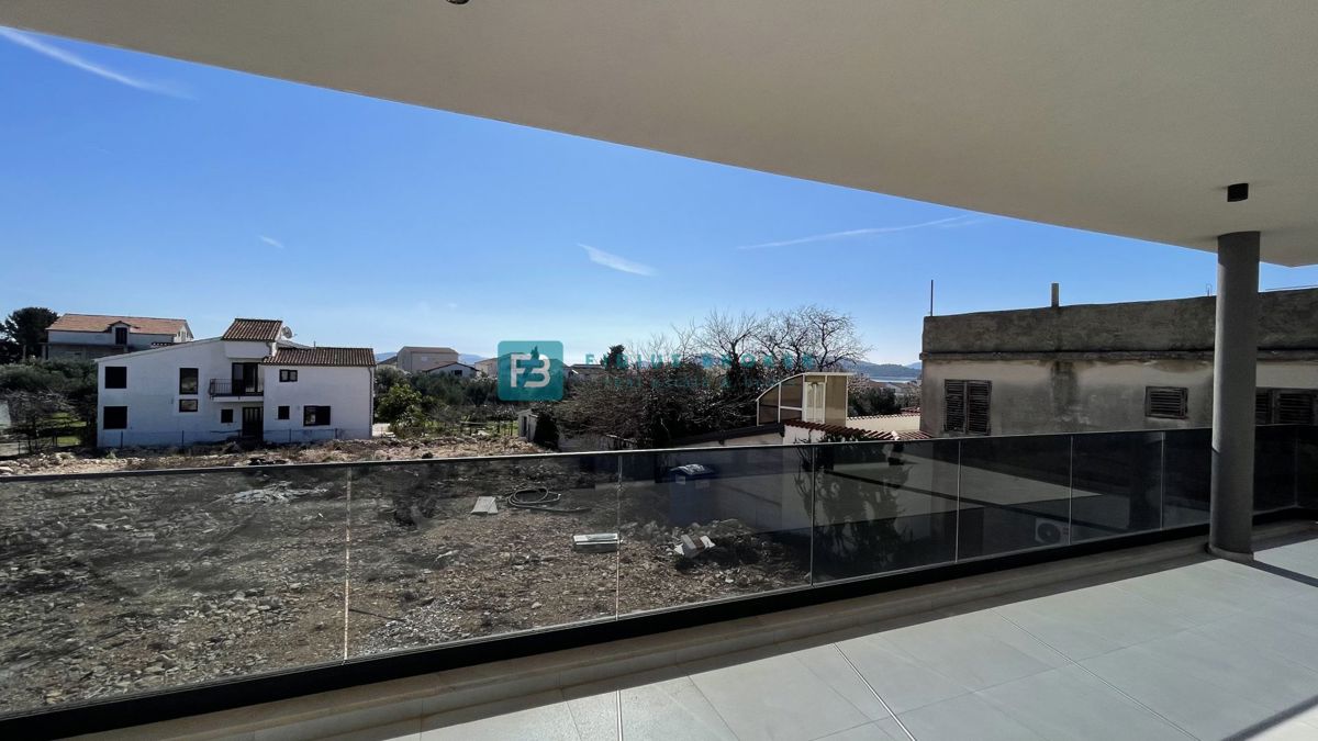 TRIBUNJ, novogradnja, 1. nadstropje, 350 m od morja, 3 spalnice, terasa