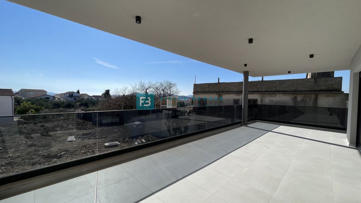 TRIBUNJ, novogradnja, 1. nadstropje, 350 m od morja, 3 spalnice, terasa