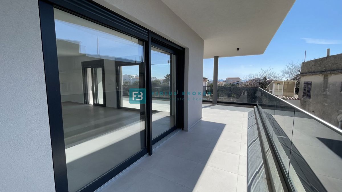 TRIBUNJ, novogradnja, 1. nadstropje, 350 m od morja, 3 spalnice, terasa