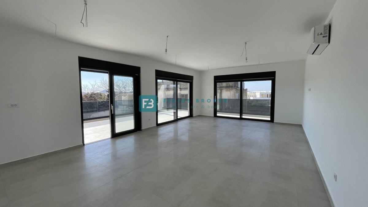 TRIBUNJ, novogradnja, 1. nadstropje, 350 m od morja, 3 spalnice, terasa