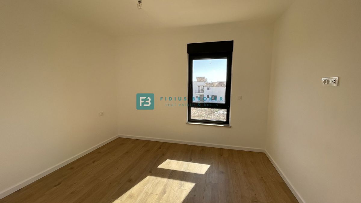 TRIBUNJ, novogradnja, 1. nadstropje, 350 m od morja, 3 spalnice, terasa