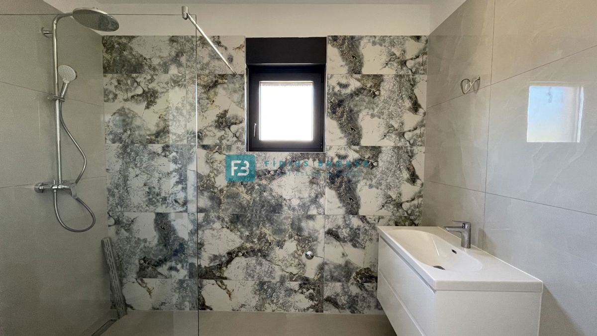 TRIBUNJ, novogradnja, 1. nadstropje, 350 m od morja, 3 spalnice, terasa