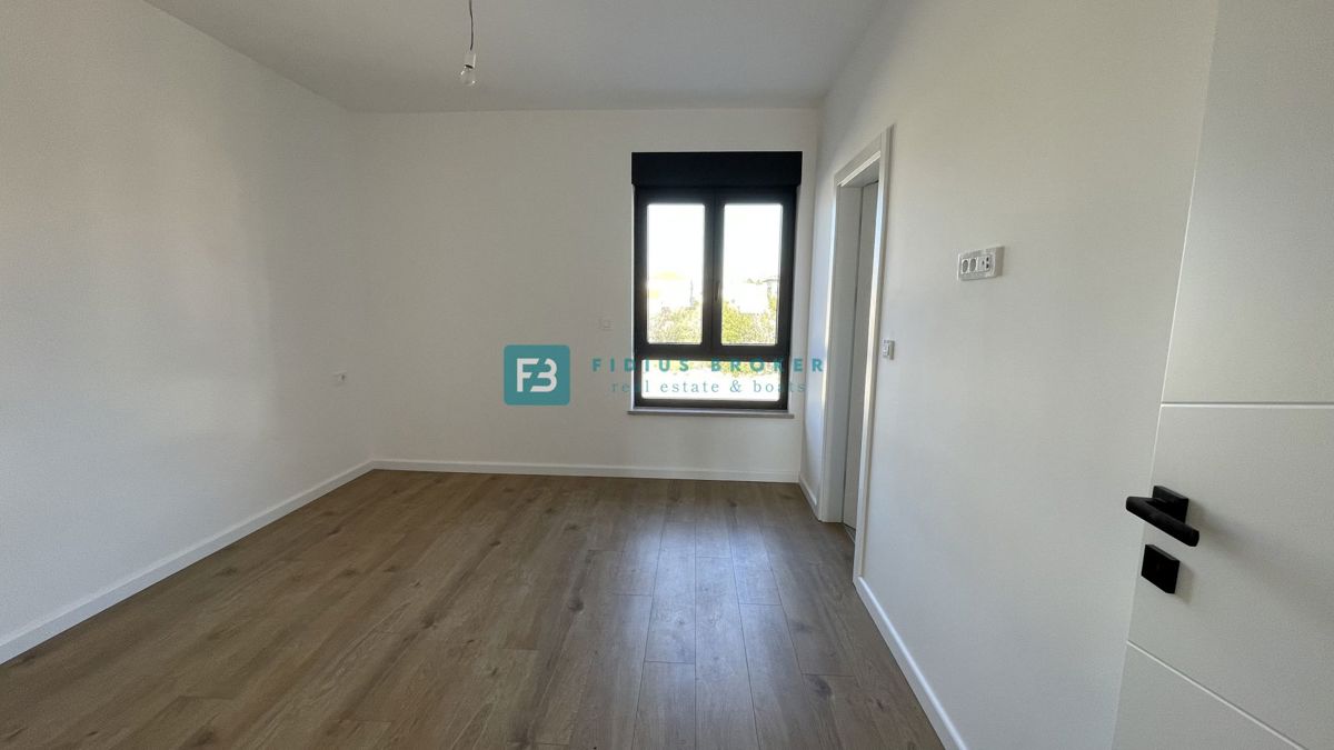 TRIBUNJ, novogradnja, 1. nadstropje, 350 m od morja, 3 spalnice, terasa