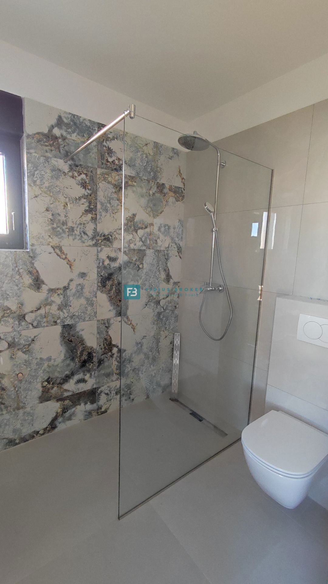 TRIBUNJ, novogradnja, 1. nadstropje, 350 m od morja, 3 spalnice, terasa