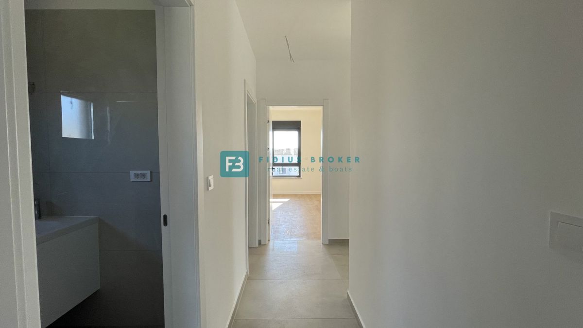 TRIBUNJ, novogradnja, 1. nadstropje, 350 m od morja, 3 spalnice, terasa