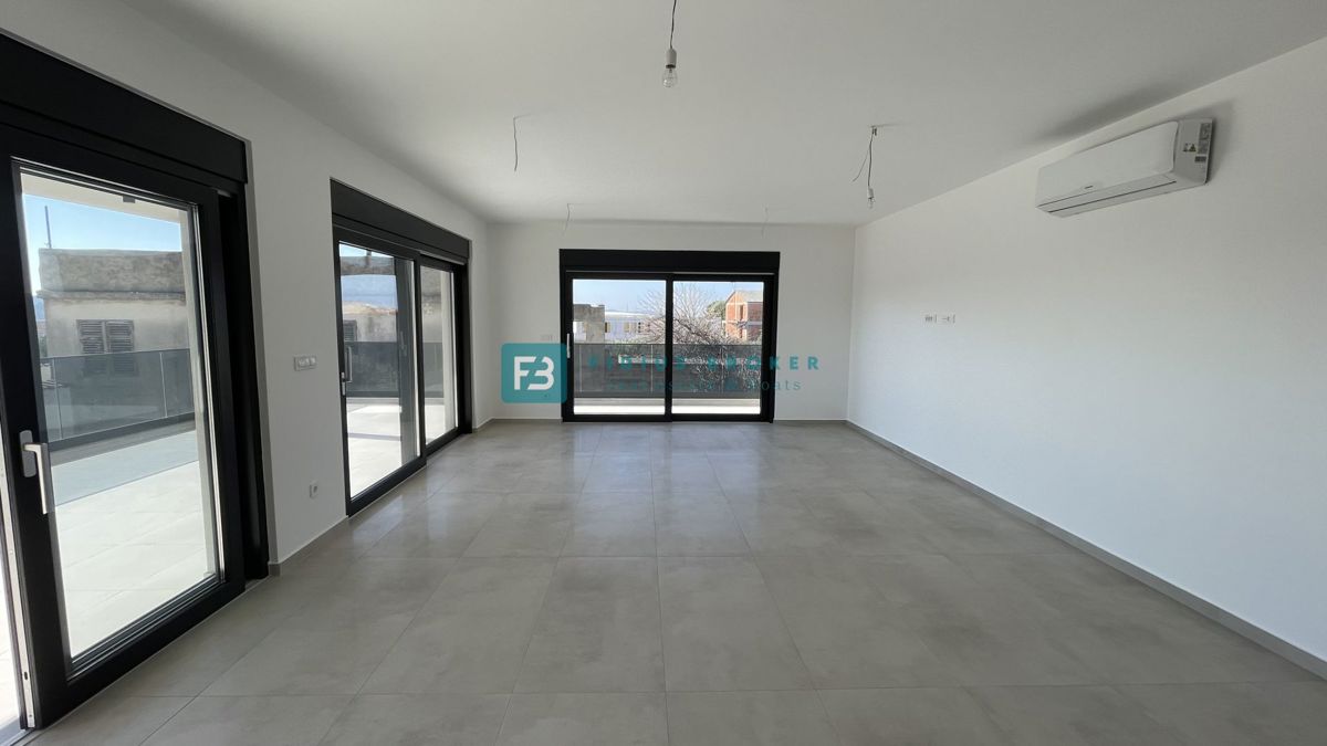 TRIBUNJ, novogradnja, 1. nadstropje, 350 m od morja, 3 spalnice, terasa