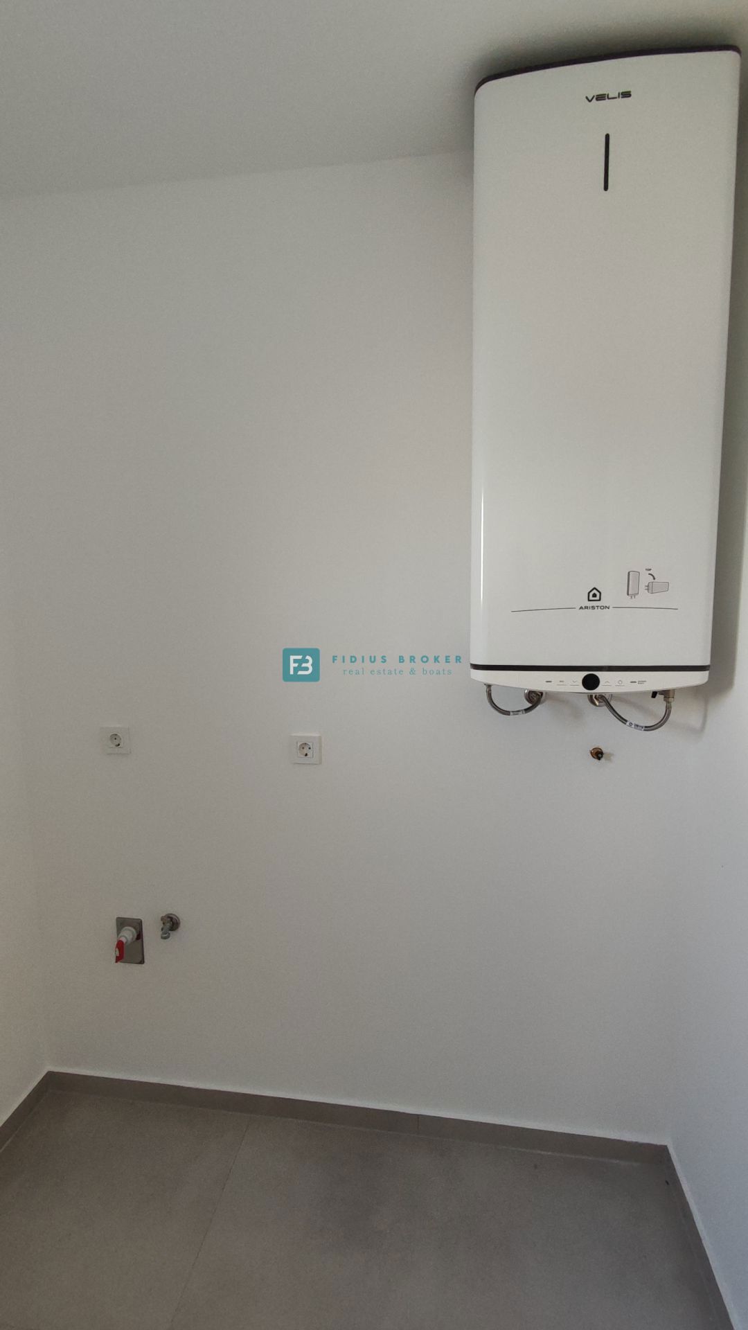 TRIBUNJ, novogradnja, 1. nadstropje, 350 m od morja, 3 spalnice, terasa