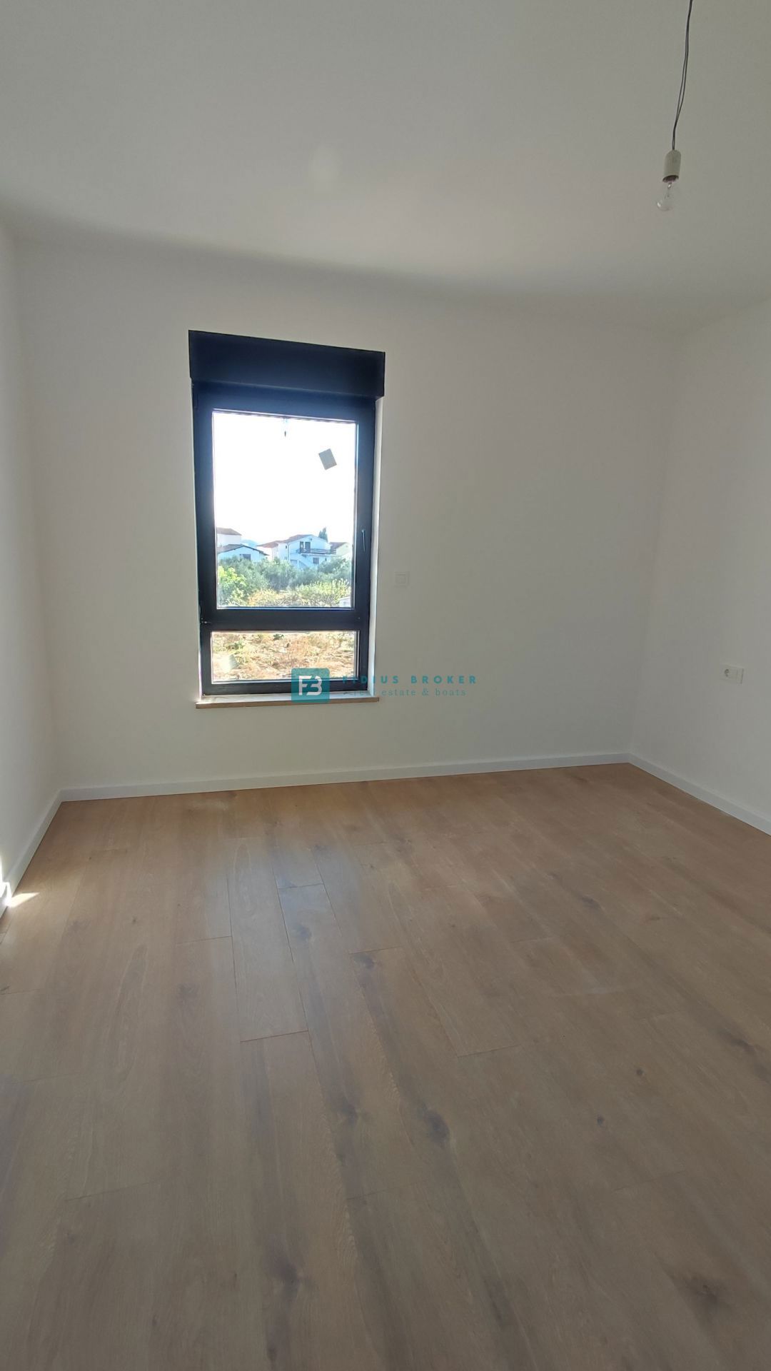 TRIBUNJ, novogradnja, 1. nadstropje, 350 m od morja, 3 spalnice, terasa