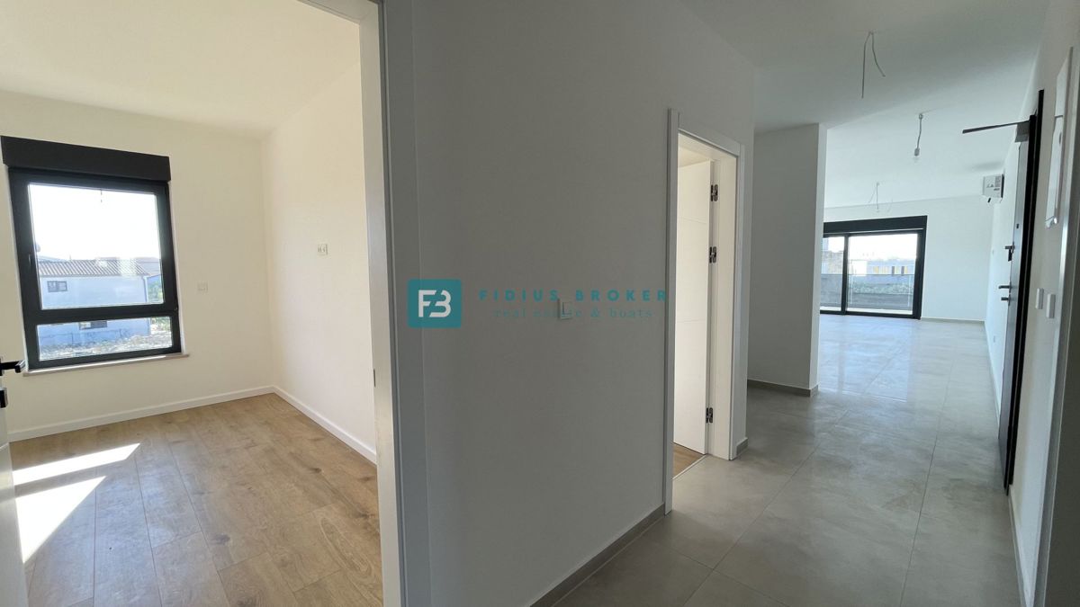 TRIBUNJ, novogradnja, 1. nadstropje, 350 m od morja, 3 spalnice, terasa