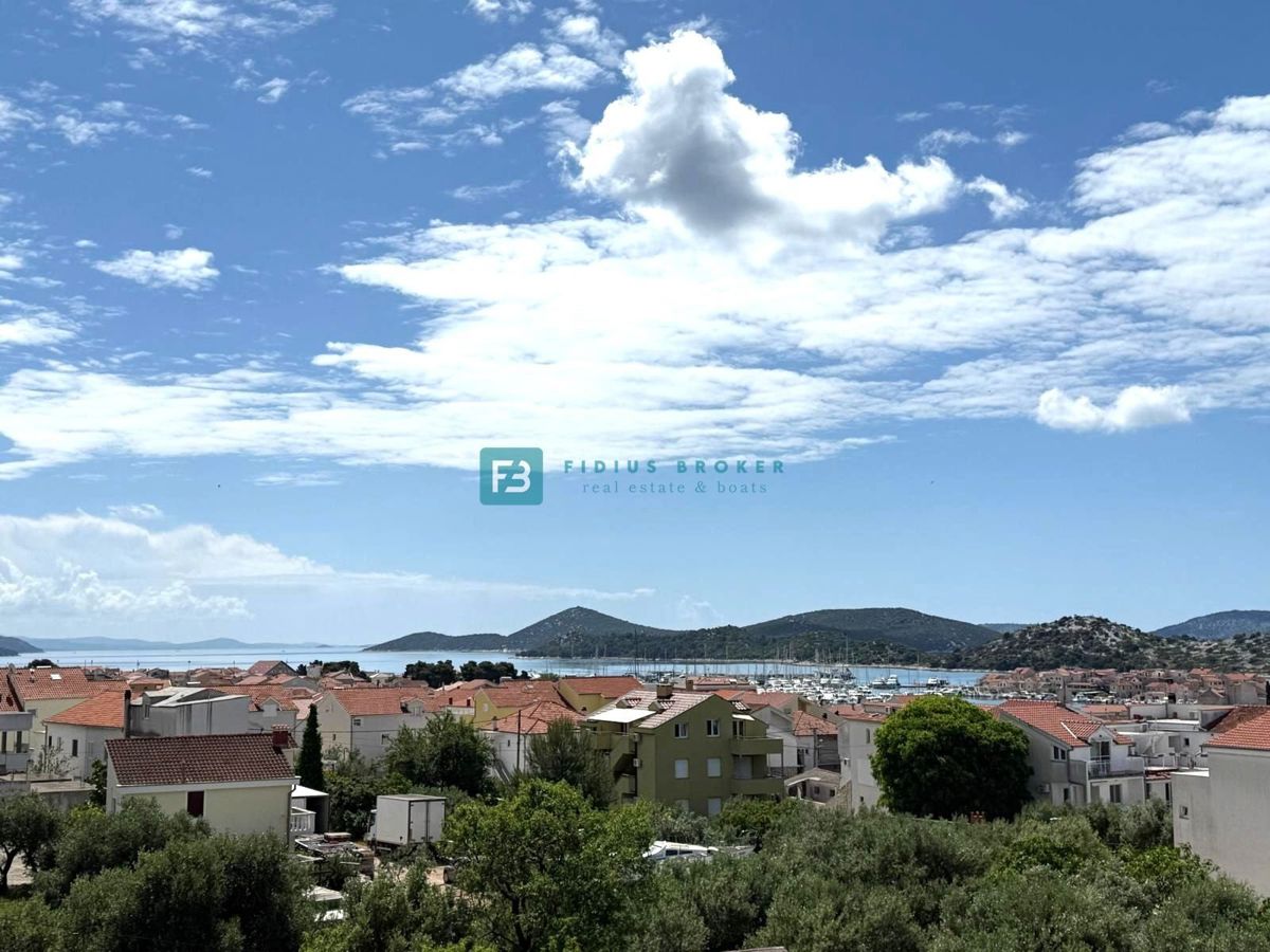 TRIBUNJ, nova, dvojček, panoramski pogled na morje, bazen