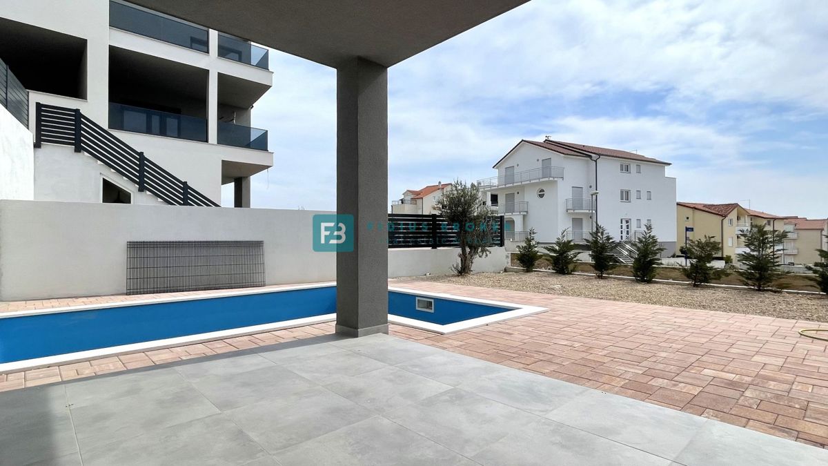 VODICE, novo, hiša z dvema stanovanjemaa, panoramski pogled na morje, bazen, vrt