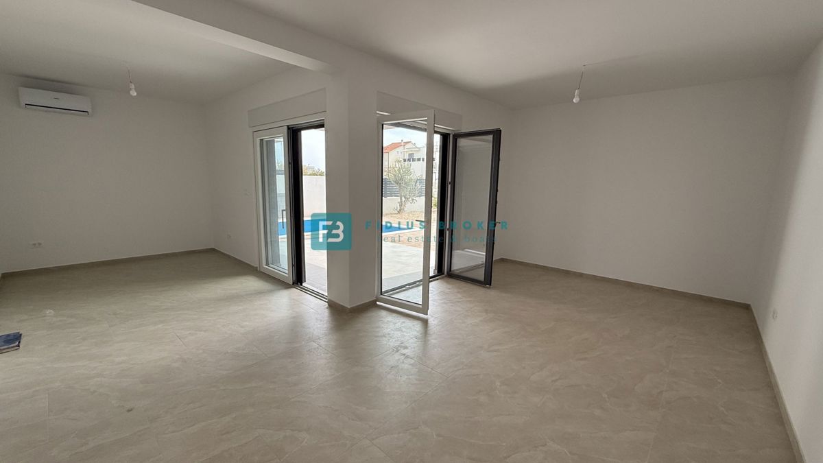 VODICE, novo, hiša z dvema stanovanjemaa, panoramski pogled na morje, bazen, vrt