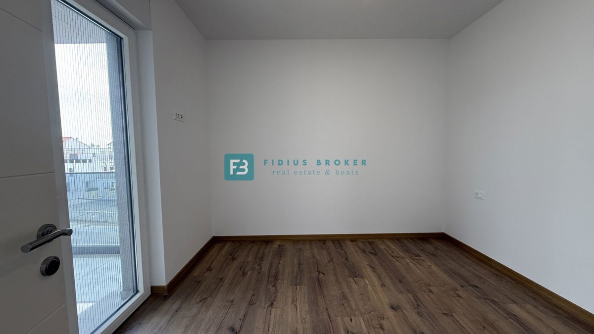 VODICE, novo, hiša z dvema stanovanjemaa, panoramski pogled na morje, bazen, vrt