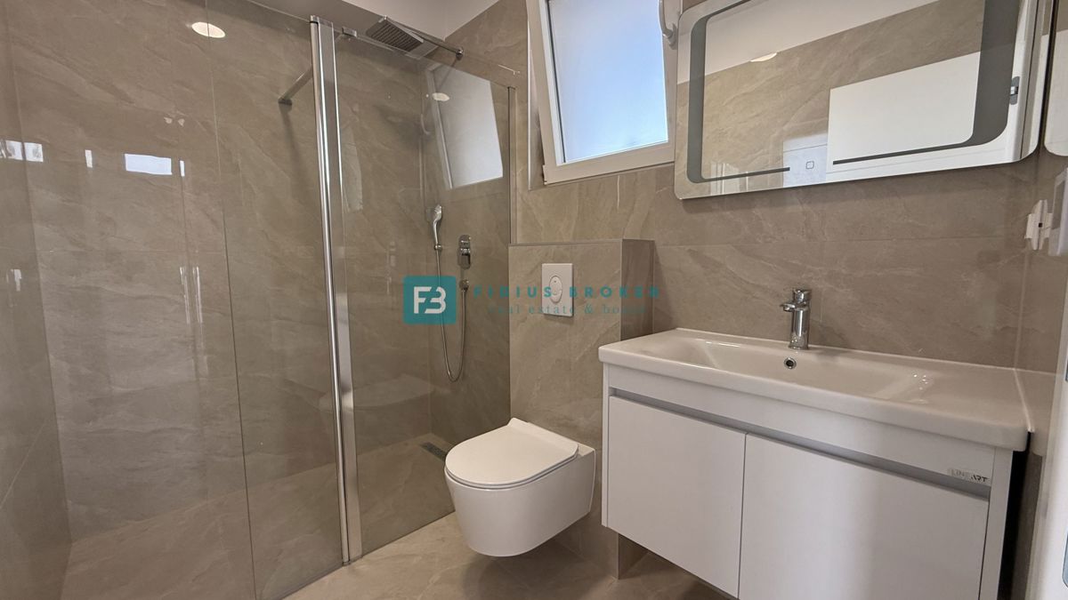 VODICE, novo, hiša z dvema stanovanjemaa, panoramski pogled na morje, bazen, vrt