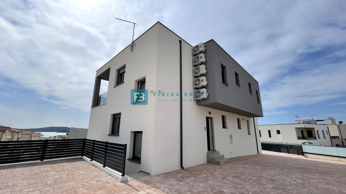 VODICE, novo, hiša z dvema stanovanjemaa, panoramski pogled na morje, bazen, vrt