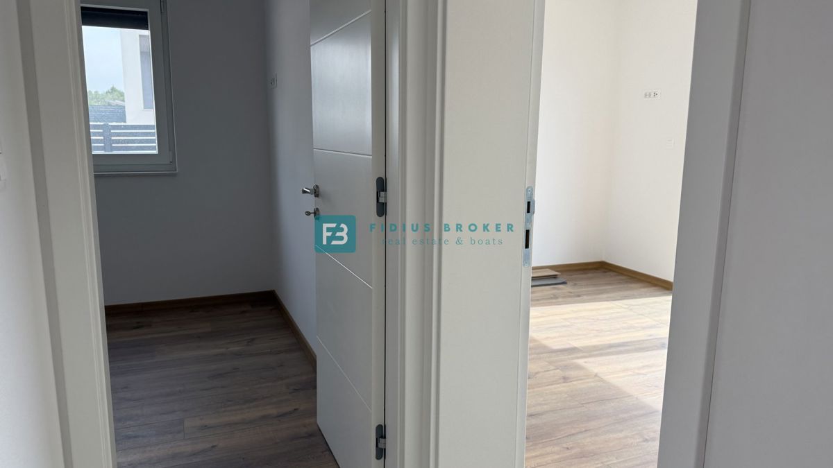 VODICE, novo, hiša z dvema stanovanjemaa, panoramski pogled na morje, bazen, vrt