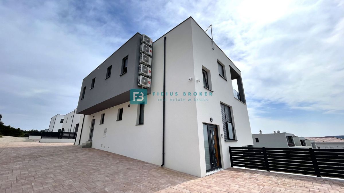 VODICE, novo, hiša z dvema stanovanjemaa, panoramski pogled na morje, bazen, vrt