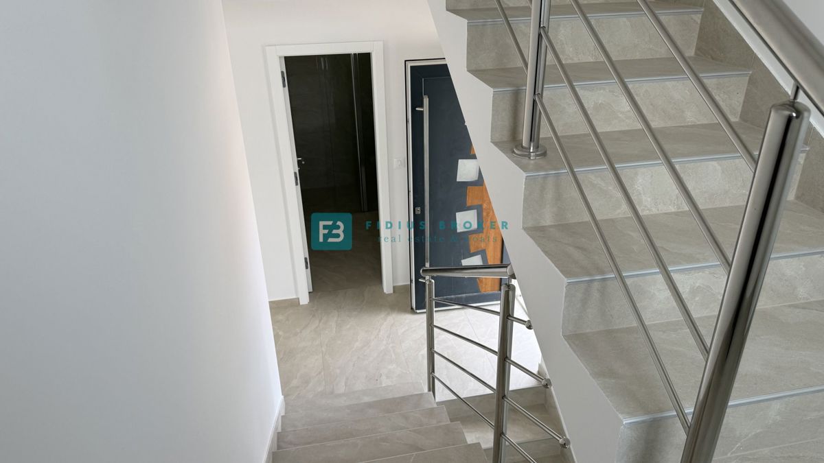 VODICE, novo, hiša z dvema stanovanjemaa, panoramski pogled na morje, bazen, vrt