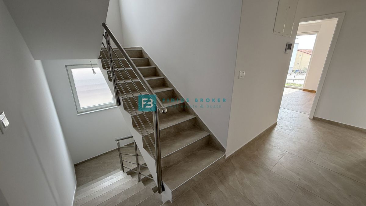 VODICE, novo, hiša z dvema stanovanjemaa, panoramski pogled na morje, bazen, vrt