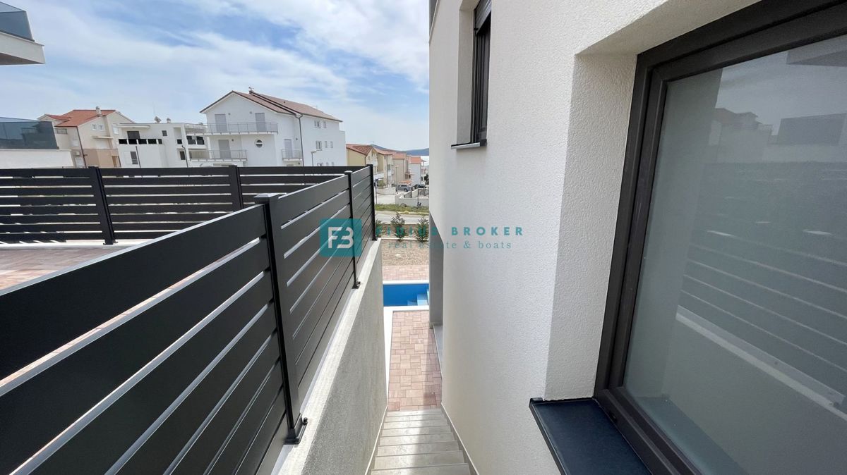 VODICE, novo, hiša z dvema stanovanjemaa, panoramski pogled na morje, bazen, vrt