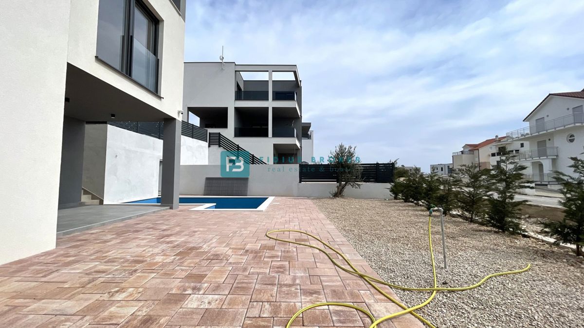 VODICE, novo, hiša z dvema stanovanjemaa, panoramski pogled na morje, bazen, vrt