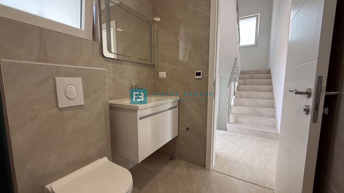 VODICE, novo, hiša z dvema stanovanjemaa, panoramski pogled na morje, bazen, vrt