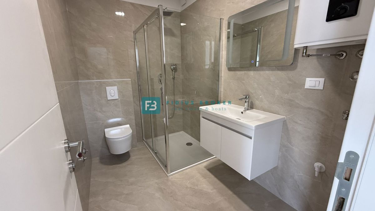 VODICE, novo, hiša z dvema stanovanjemaa, panoramski pogled na morje, bazen, vrt