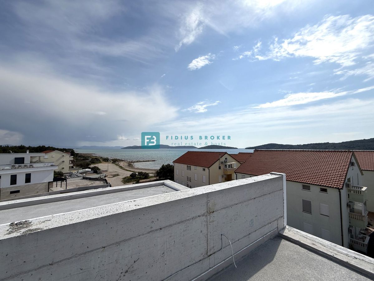 VODICE - SRIMA, novo, vrhunska lokacija, 80 m od morja, strešna terasa, panoramski razgled