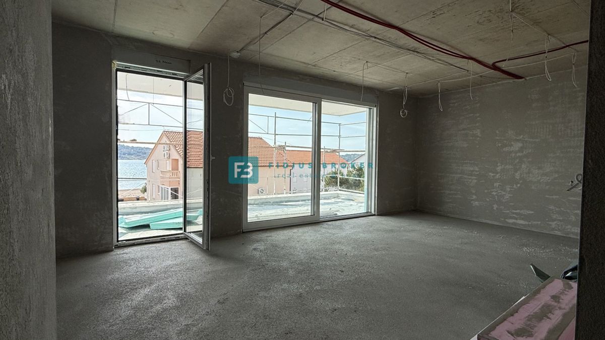 VODICE - SRIMA, novo, vrhunska lokacija, 80 m od morja, strešna terasa, panoramski razgled