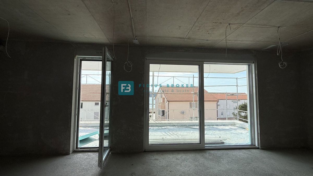 VODICE - SRIMA, novo, vrhunska lokacija, 80 m od morja, strešna terasa, panoramski razgled