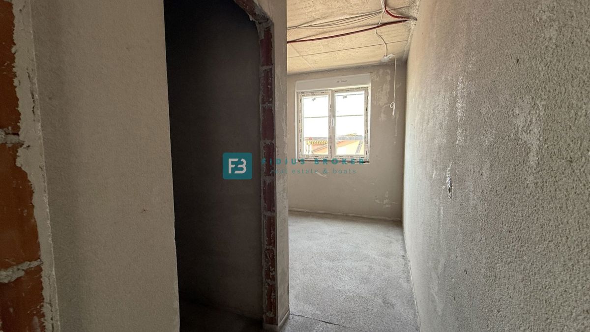 VODICE - SRIMA, novo, vrhunska lokacija, 80 m od morja, strešna terasa, panoramski razgled