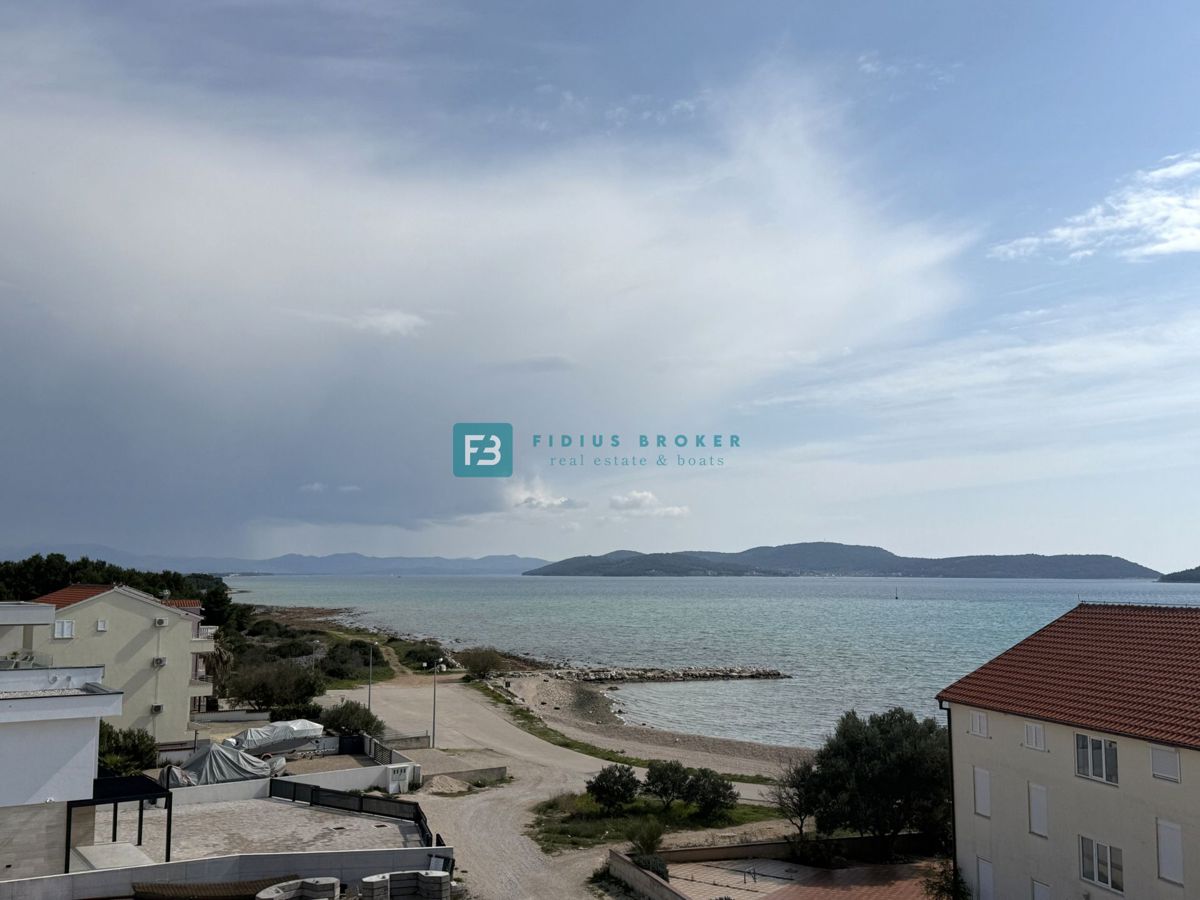 VODICE - SRIMA, novo, vrhunska lokacija, 80 m od morja, strešna terasa, panoramski razgled