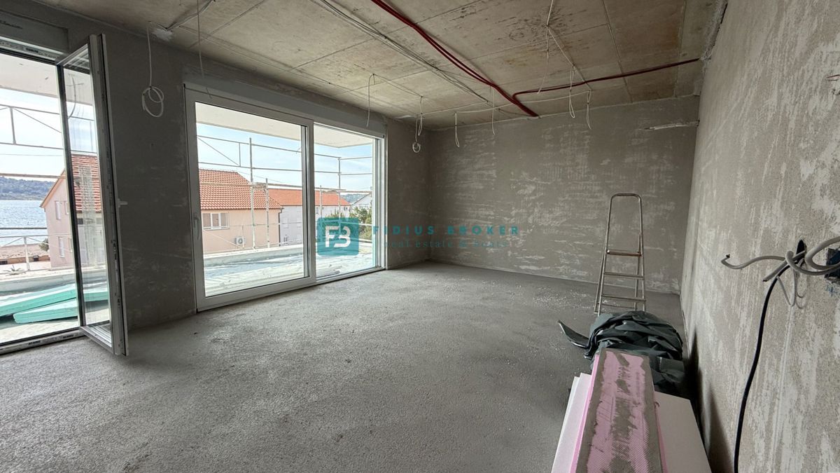 VODICE - SRIMA, novo, vrhunska lokacija, 80 m od morja, strešna terasa, panoramski razgled