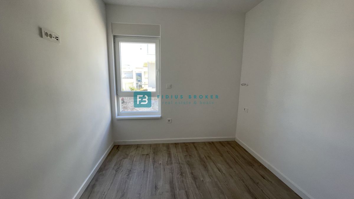 VODICE, novogradnja, 1. nadstropje, moderno stanovanje, 650 m do plaže