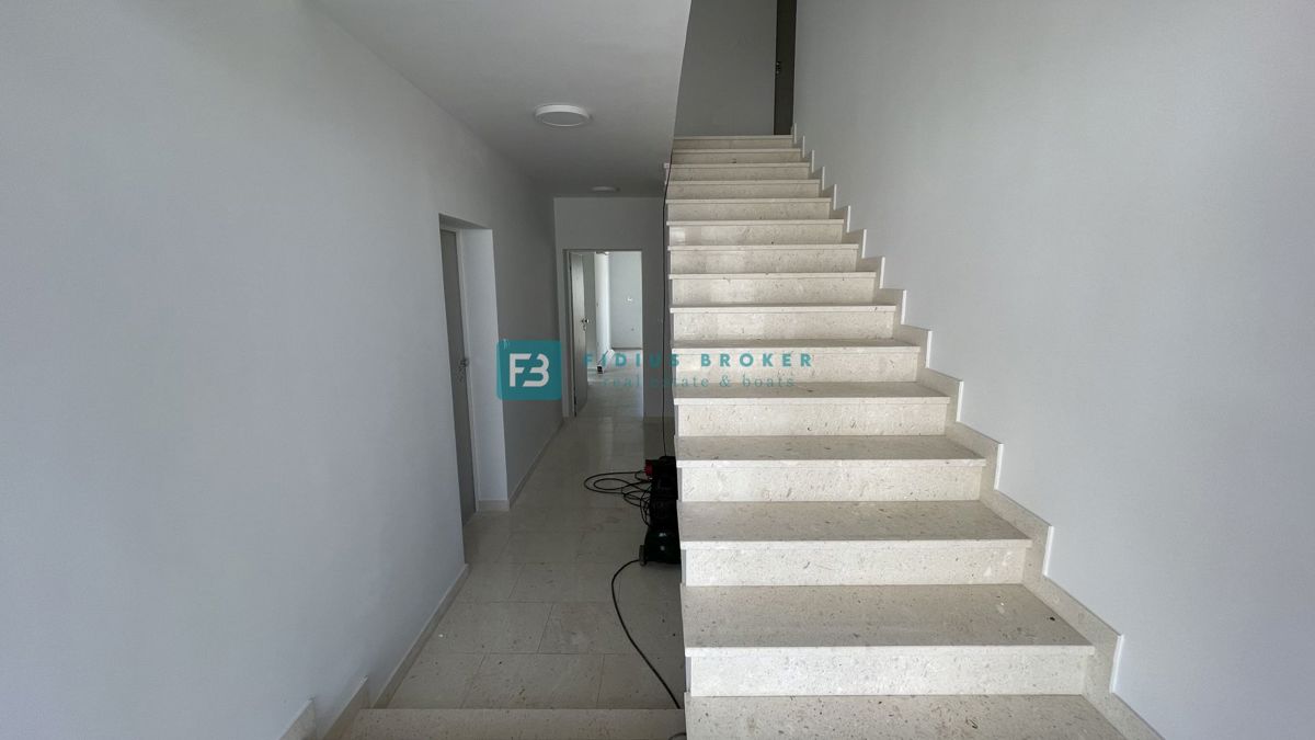 VODICE, novogradnja, 1. nadstropje, moderno stanovanje, 650 m do plaže