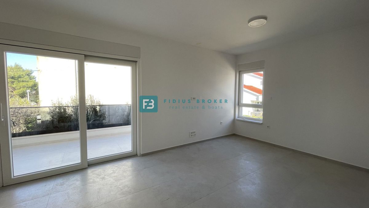 VODICE, novogradnja, 1. nadstropje, moderno stanovanje, 650 m do plaže