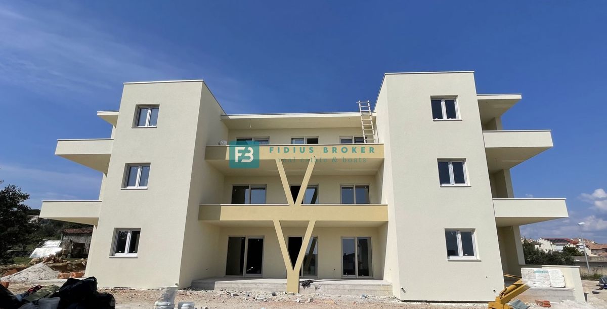 VODICE, novogradnja, 1. nadstropje, 2 spalnici, terasa, shramba