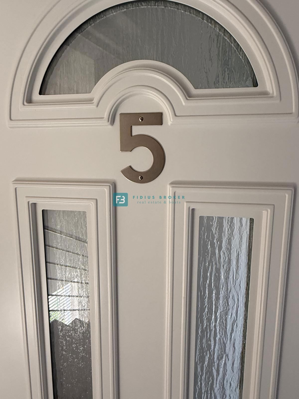 VODICE, samostojna hiša, 430 m do plaže, 5 apartmajev