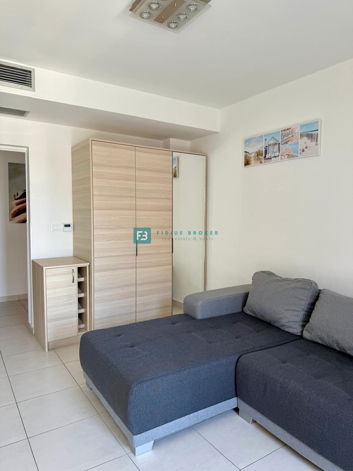 VODICE, samostojna hiša, 430 m do plaže, 5 apartmajev