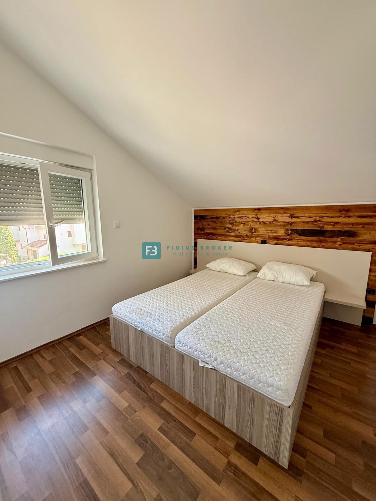 VODICE, samostojna hiša, 430 m do plaže, 5 apartmajev